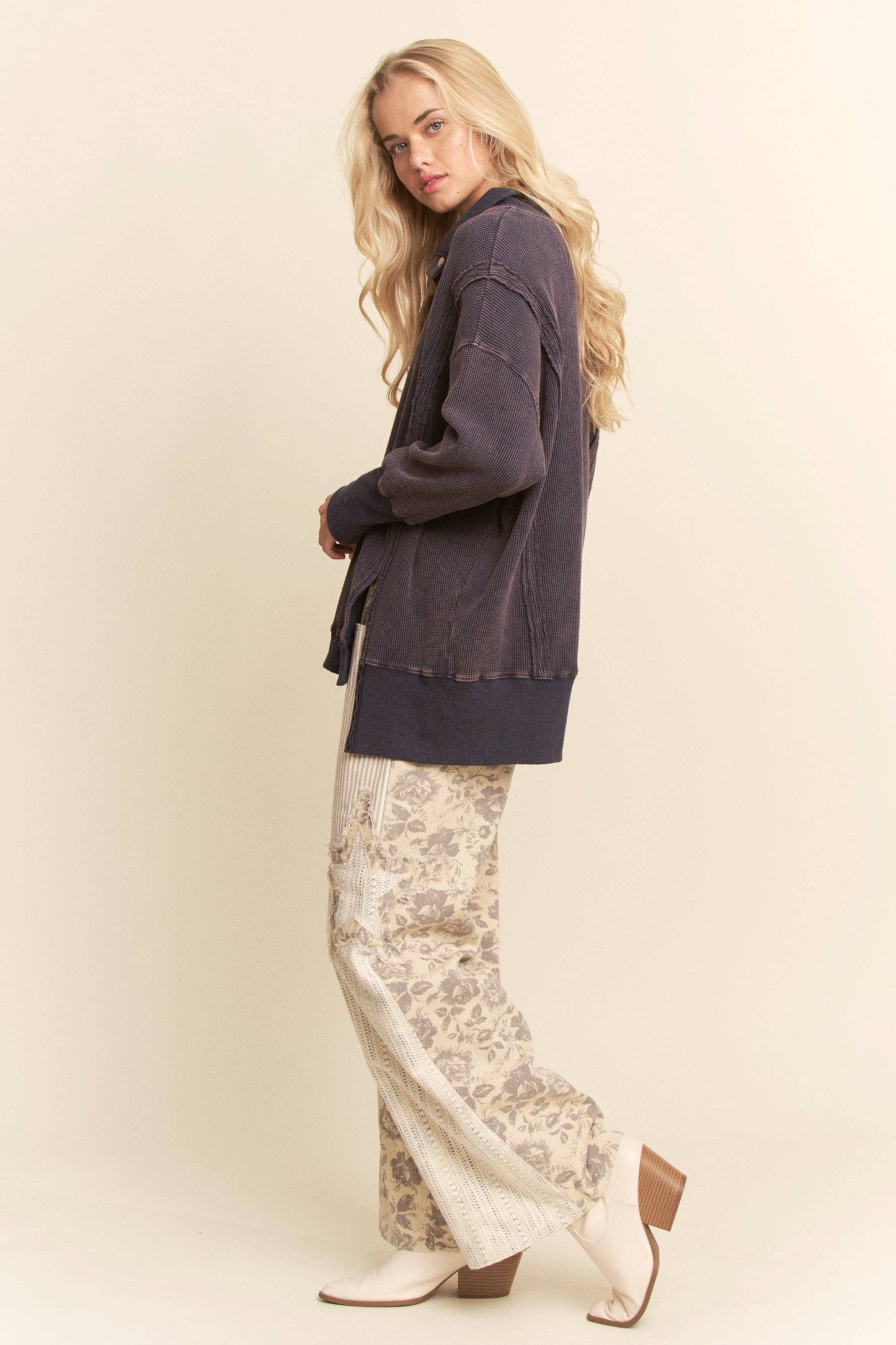 FLORAL STAR PATCH DETAIL WASHED PANTS