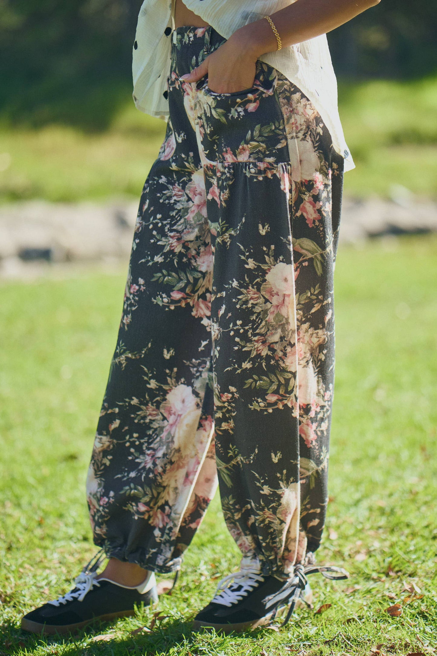LIBBY FLORAL PRINTED DENIM WIDE MID HIGH WAIST PANT